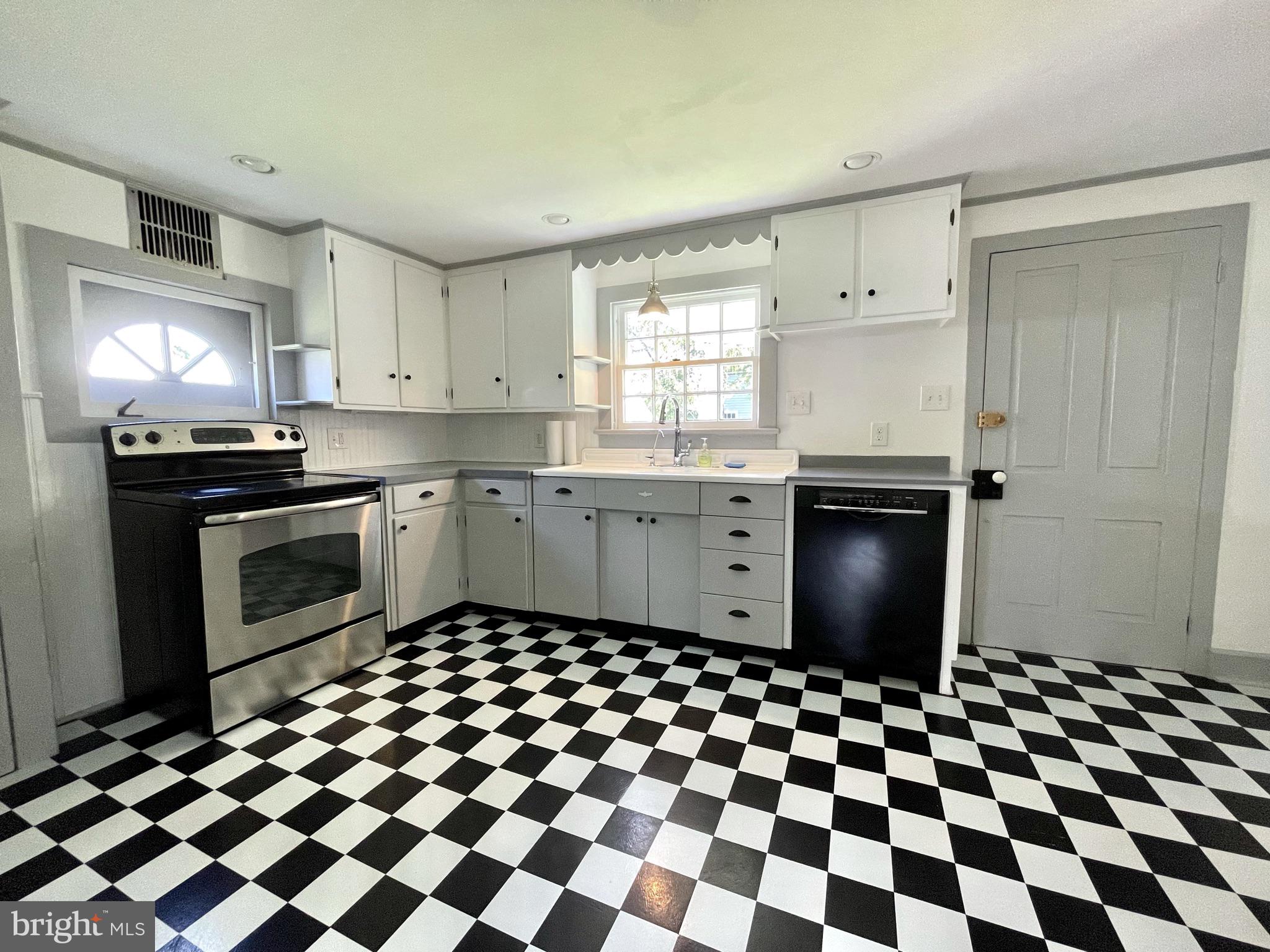 3103 Bedminster Road Ottsville, PA 18942 - Photo 12 of 31 Front of the kitchen