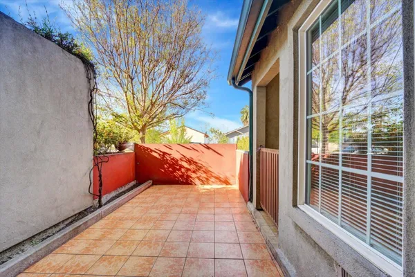 a entryway view with outdoor space