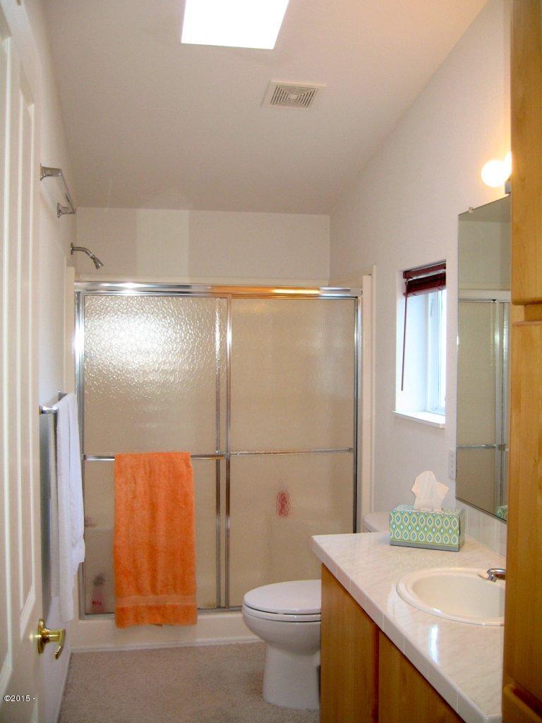 628 Northeast 57th Street Newport, OR 97365 - Photo 9 of 18 Master Bathroom