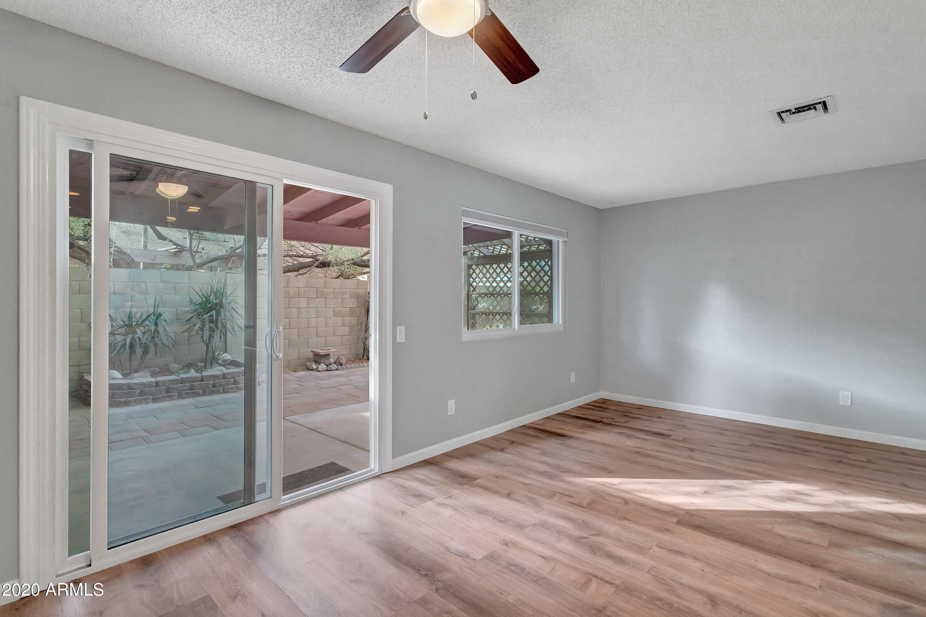 1917 East Grandview Road Phoenix, AZ 85022 - Photo 17 of 33 Living Room