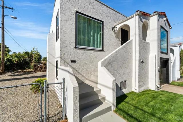 a view of an entryway of the house