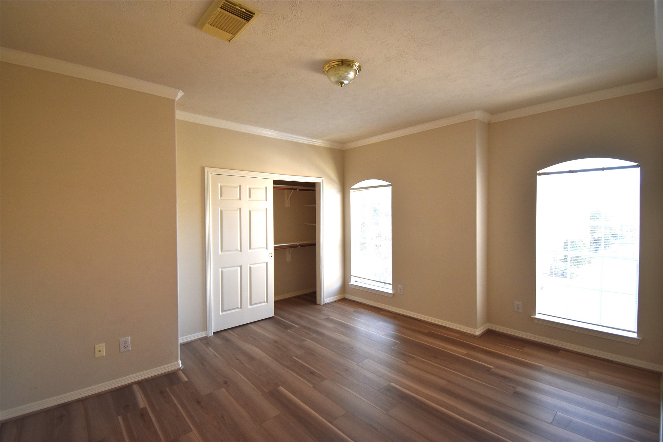 2835 Briarhurst Park Houston, TX 77057 - Photo 19 of 28 an empty room with wooden floor and windows