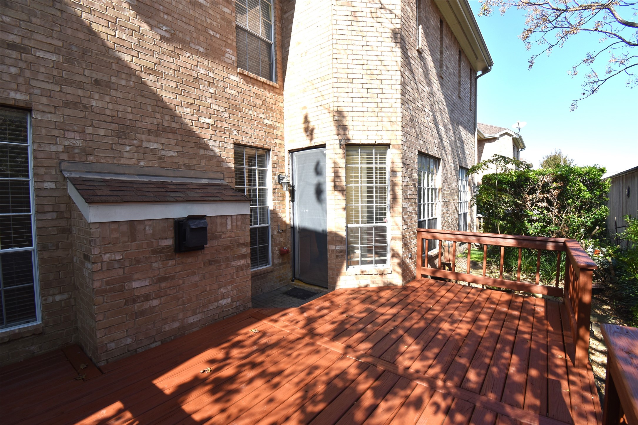 2835 Briarhurst Park Houston, TX 77057 - Photo 27 of 28 a balcony view with a outdoor seating