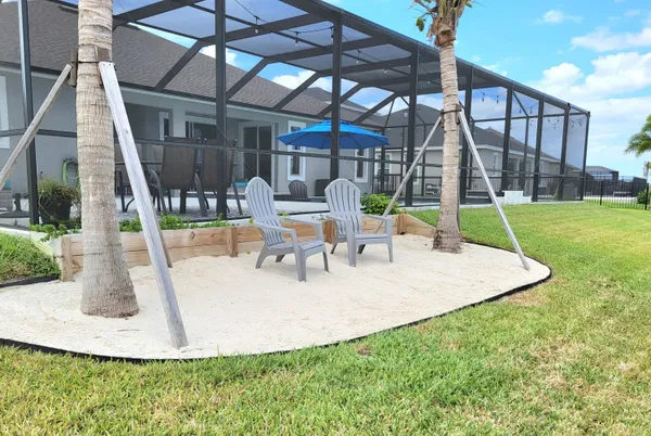 a view of a house with backyard