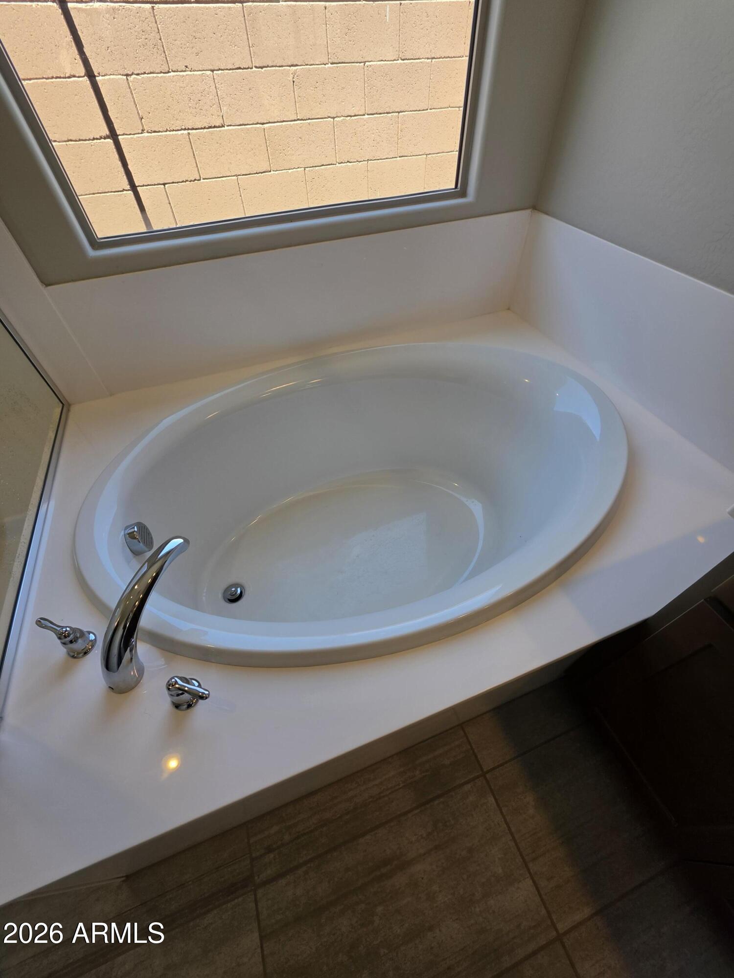 7128 West Coles Road Laveen, AZ 85339 - Photo 19 of 38 a bathroom with a bathtub