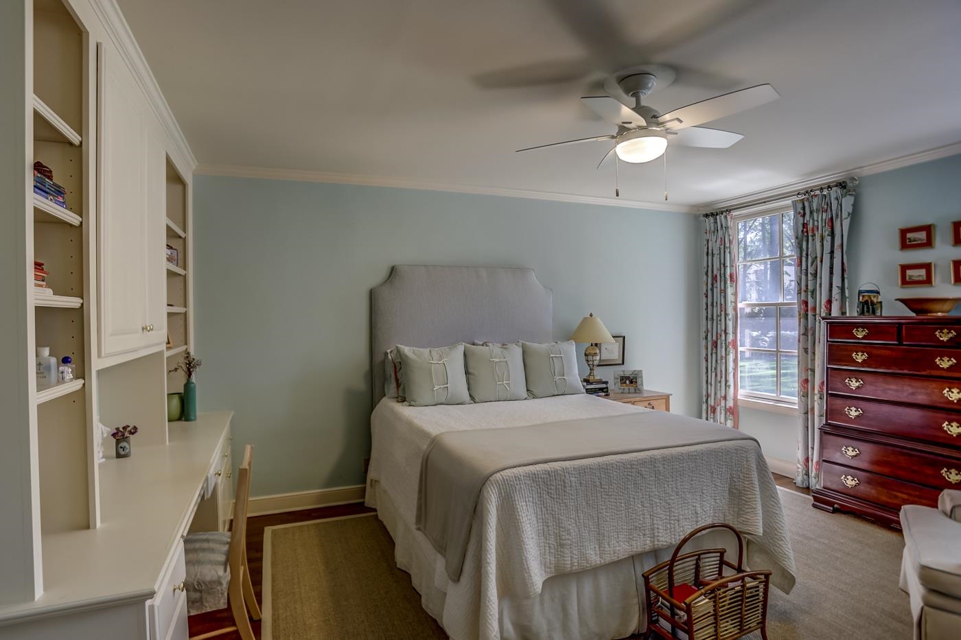 4481 Barfield Road Memphis, TN 38117 - Photo 17 of 32 a bedroom with a bed and closet