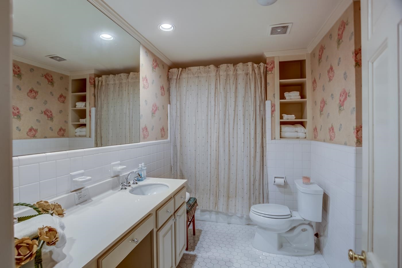 4481 Barfield Road Memphis, TN 38117 - Photo 20 of 32 a bathroom with a sink a toilet and shower