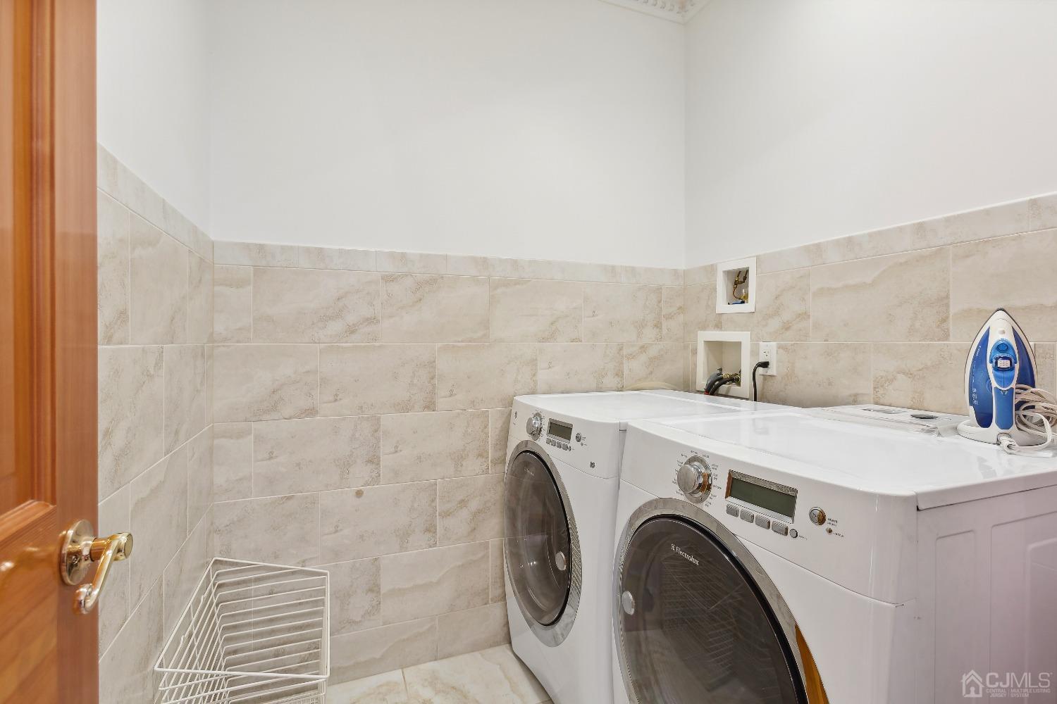 6 Longview Road Edison, NJ 08820 - Photo 48 of 74 a utility room with dryer and washer