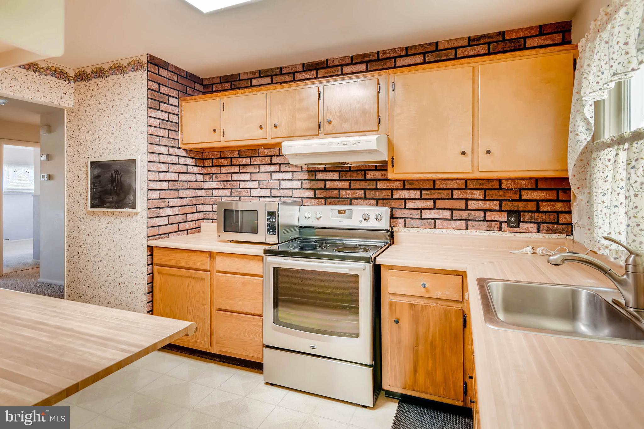 350 Roberts Way Aberdeen, MD 21001 - Photo 7 of 27 Kitchen w/SS appliances