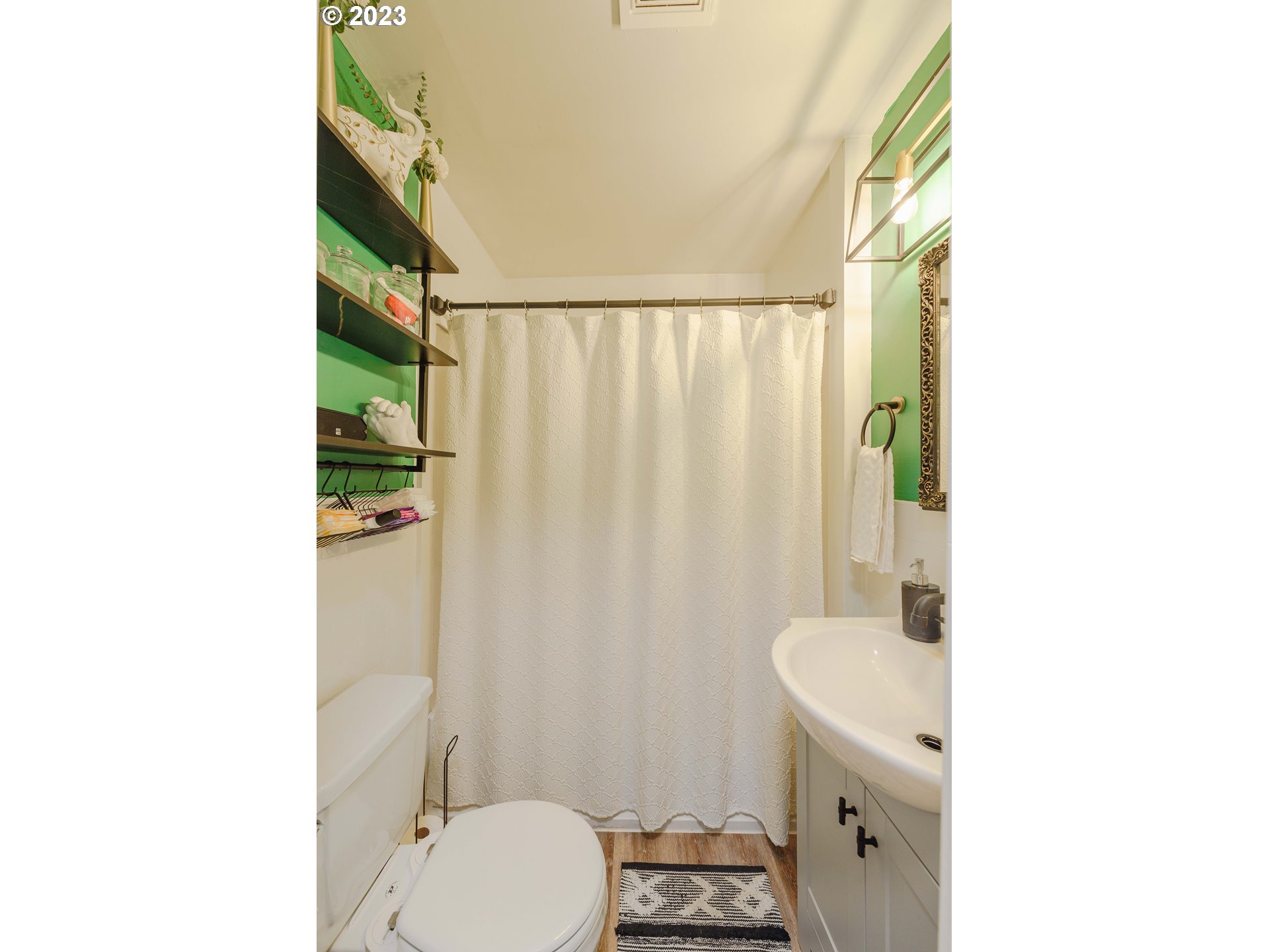 201 Ash Street Myrtle Point, OR 97458 - Photo 20 of 32 Bathroom
