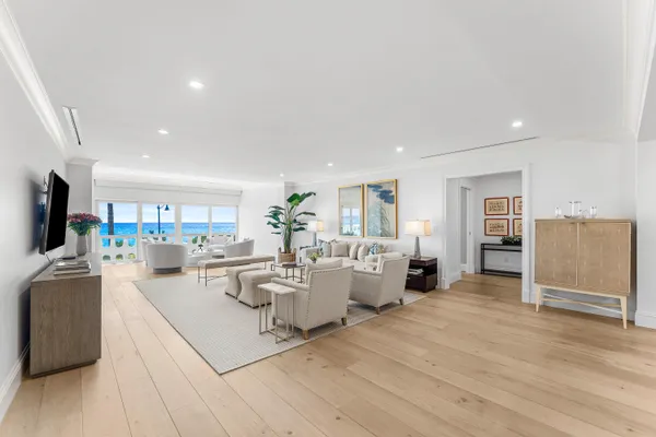 $8,590,000 | 300 South Ocean Boulevard, Unit 2D, Palm Beach, FL 33480
