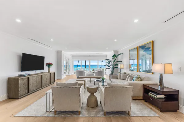 $8,590,000 | 300 South Ocean Boulevard, Unit 2D, Palm Beach, FL 33480