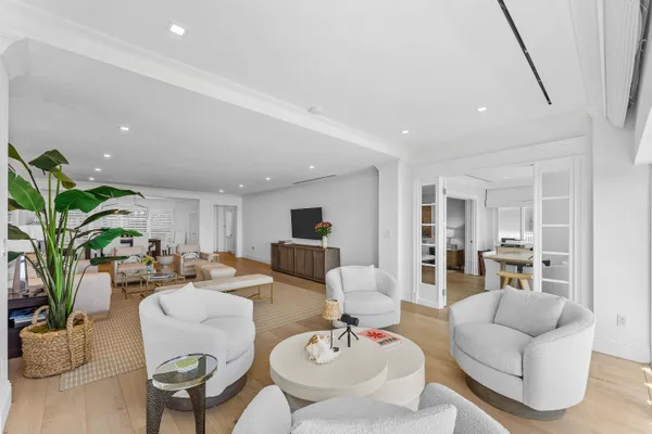 $8,590,000 | 300 South Ocean Boulevard, Unit 2D, Palm Beach, FL 33480