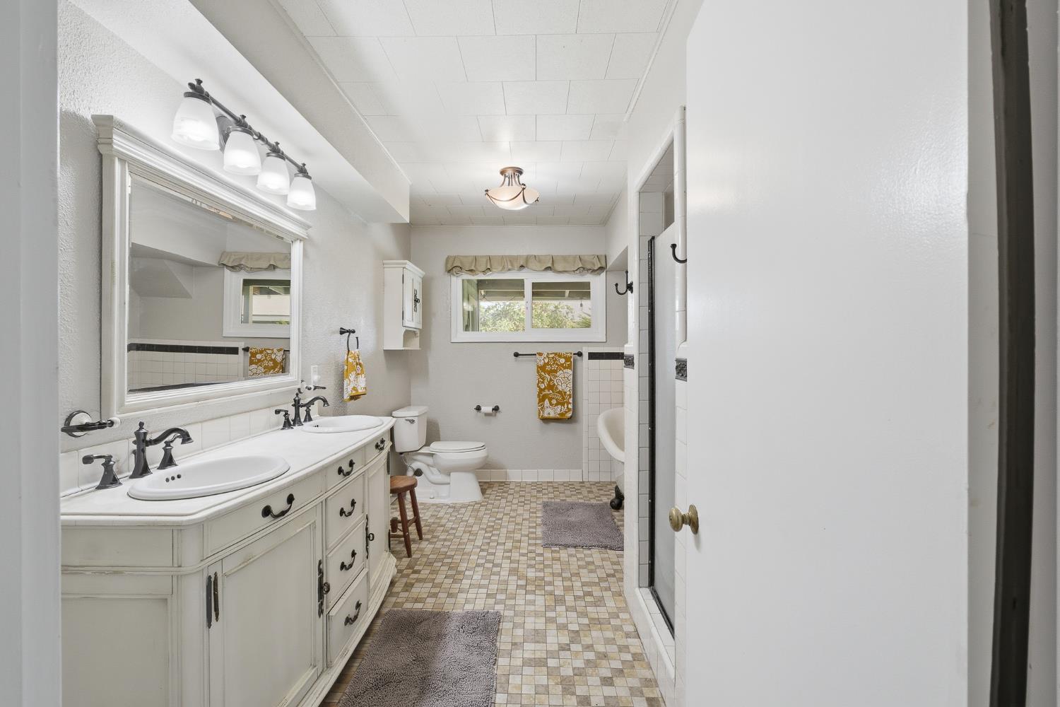 574 North Frankwood Avenue Reedley, CA 93654 - Photo 20 of 37 a spacious bathroom with a double vanity sink a mirror and a bathtub