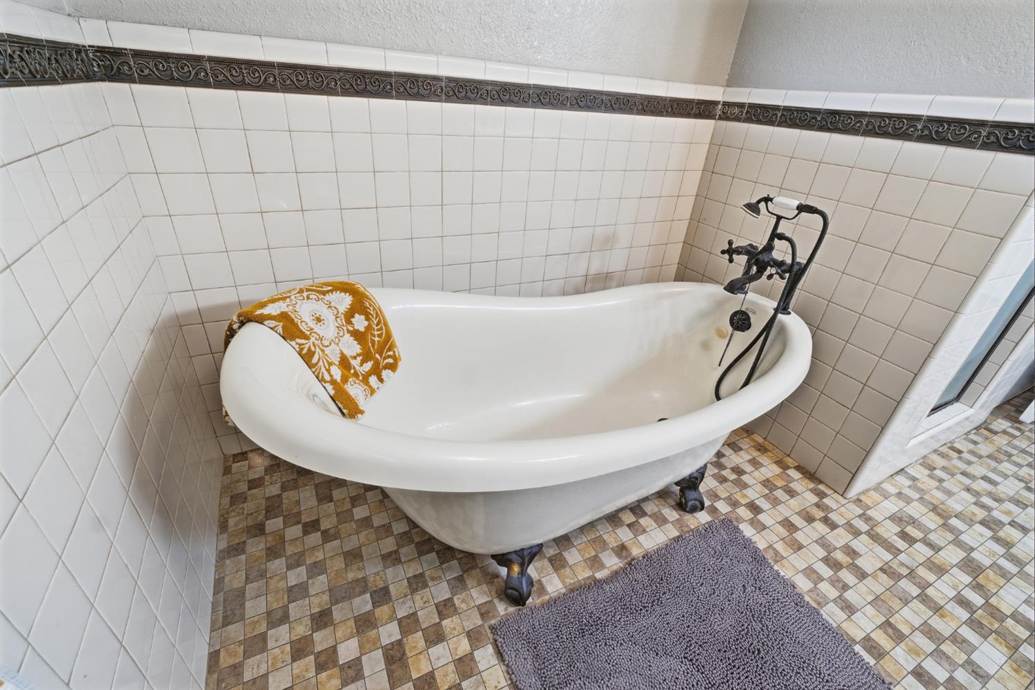 574 North Frankwood Avenue Reedley, CA 93654 - Photo 21 of 37 a bathroom with a bathtub and shower