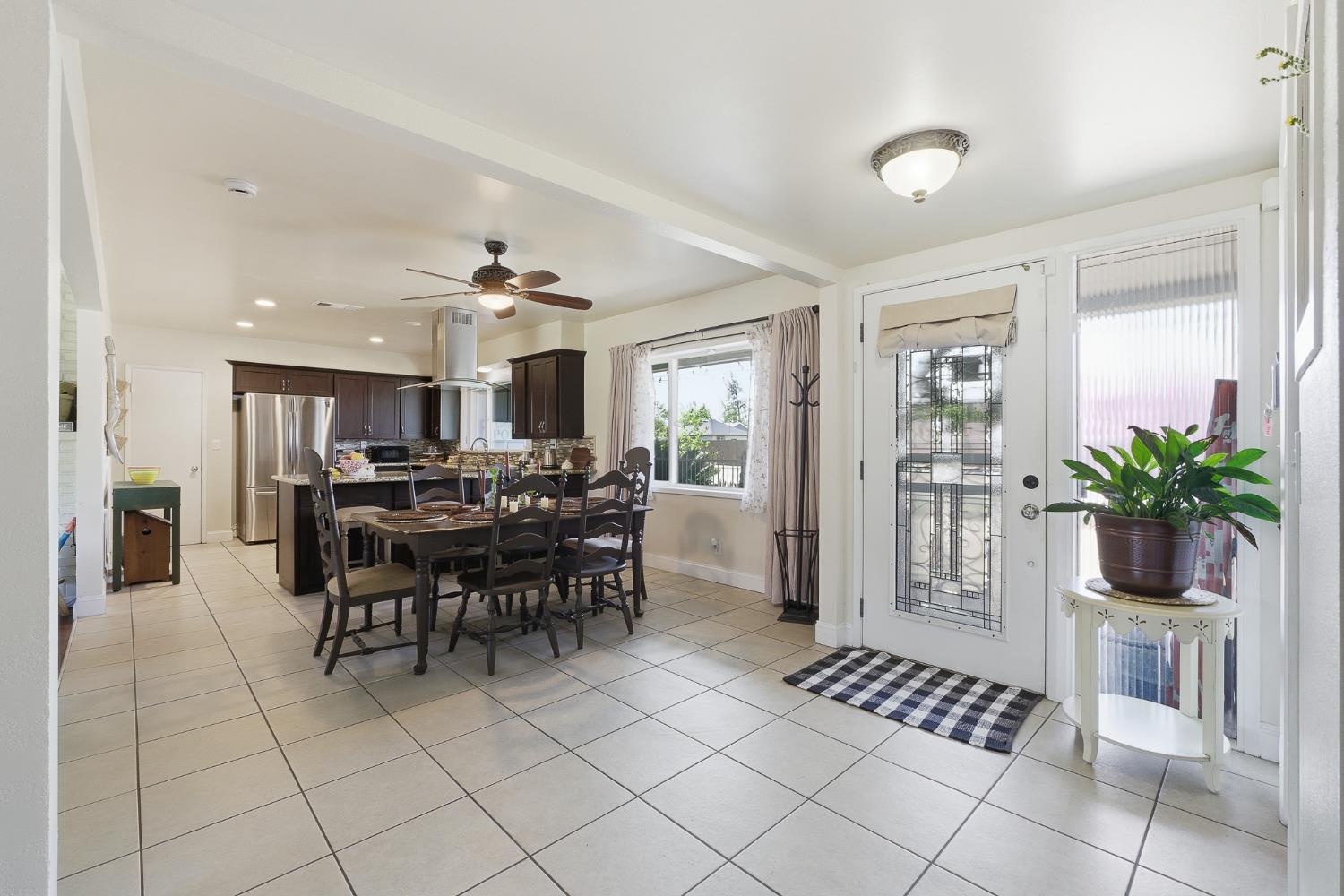 574 North Frankwood Avenue Reedley, CA 93654 - Photo 3 of 37 a view of a dining room with furniture and a potted plant