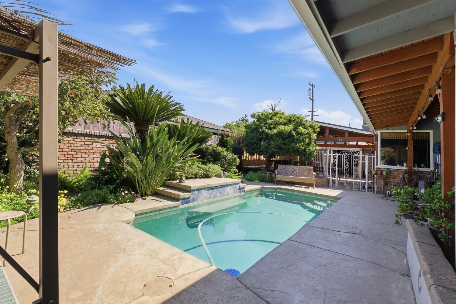 574 North Frankwood Avenue Reedley, CA 93654 - Photo 33 of 37 a house view with a outdoor space