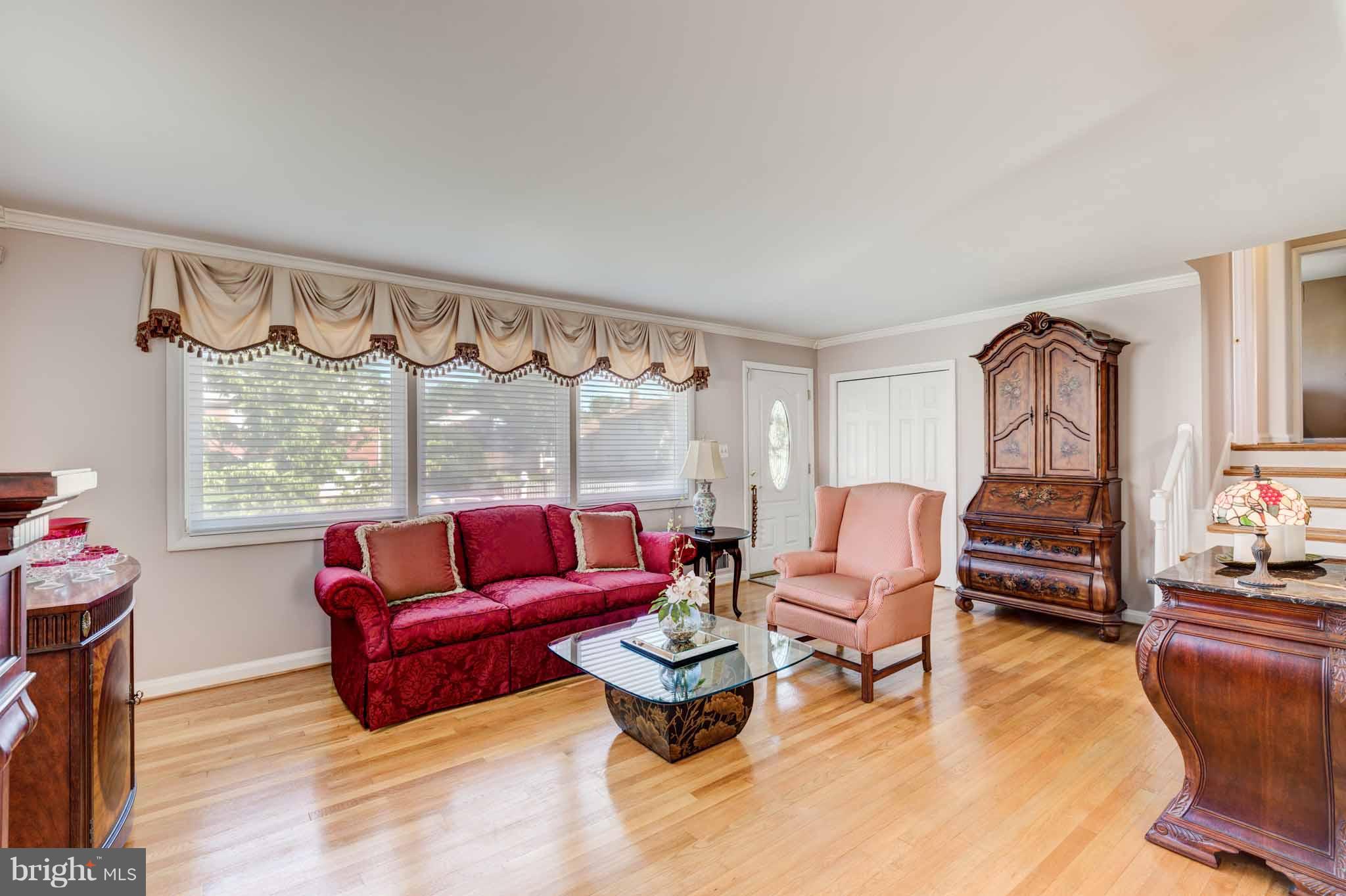 601 Southmont Road Baltimore, MD 21228 - Photo 2 of 29 Family Room