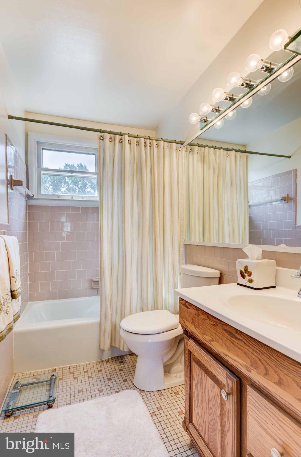 601 Southmont Road Baltimore, MD 21228 - Photo 16 of 29 Full Bathroom Upstairs