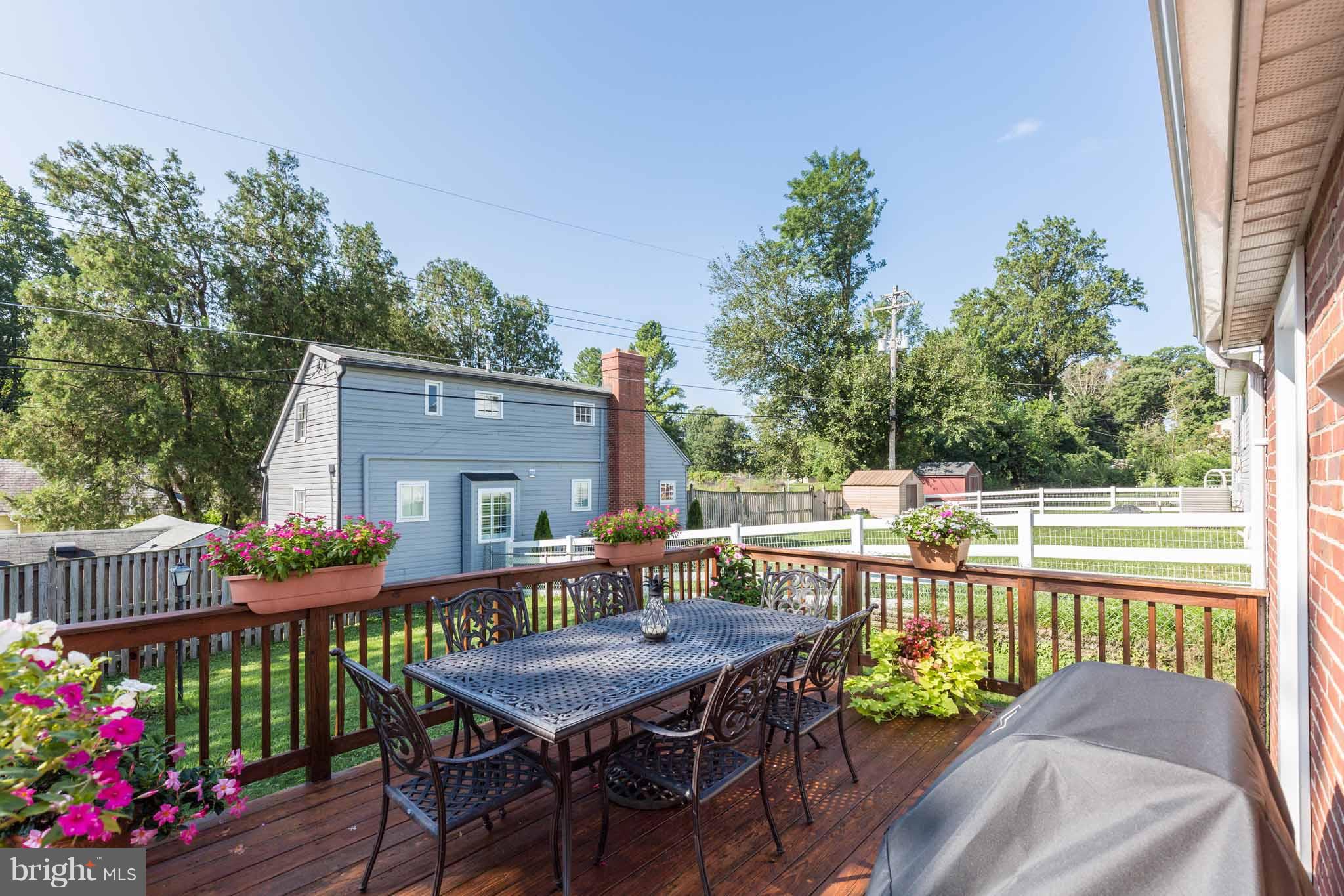 601 Southmont Road Baltimore, MD 21228 - Photo 24 of 29 Deck out back
