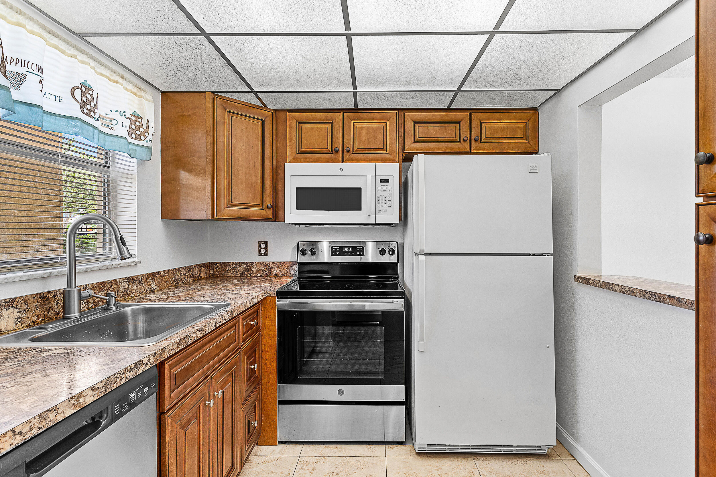 9855 Sandalfoot Boulevard, Unit 305 Boca Raton, FL 33428 - Photo 3 of 17 Kitchen