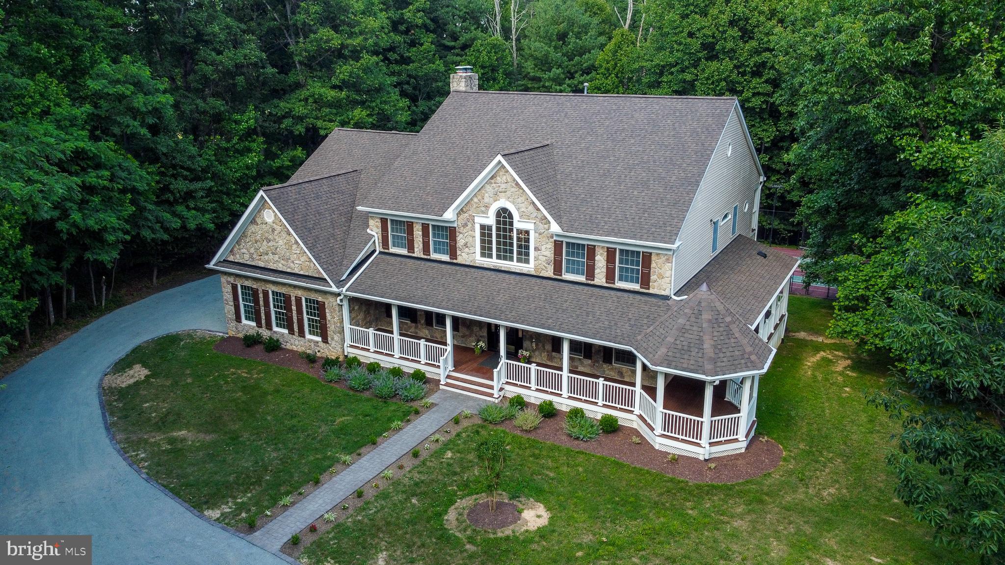 813 Blacks Hill Road Great Falls, VA 22066 - Photo 8 of 92