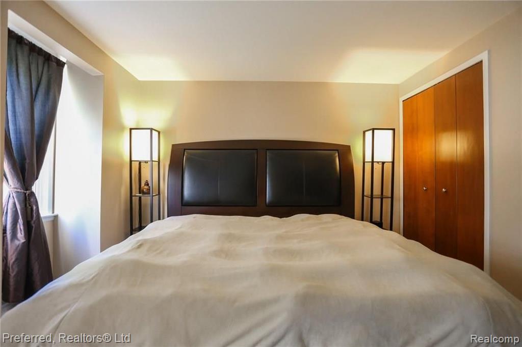 29943 High Valley Road Farmington Hills, MI 48331 - Photo 17 of 27