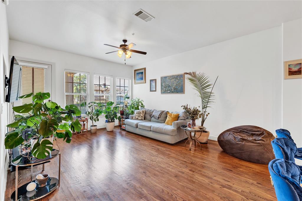 610 Via Ravello, Unit 207 Irving, TX 75039 - Photo 5 of 34 a living room with furniture and a potted plant