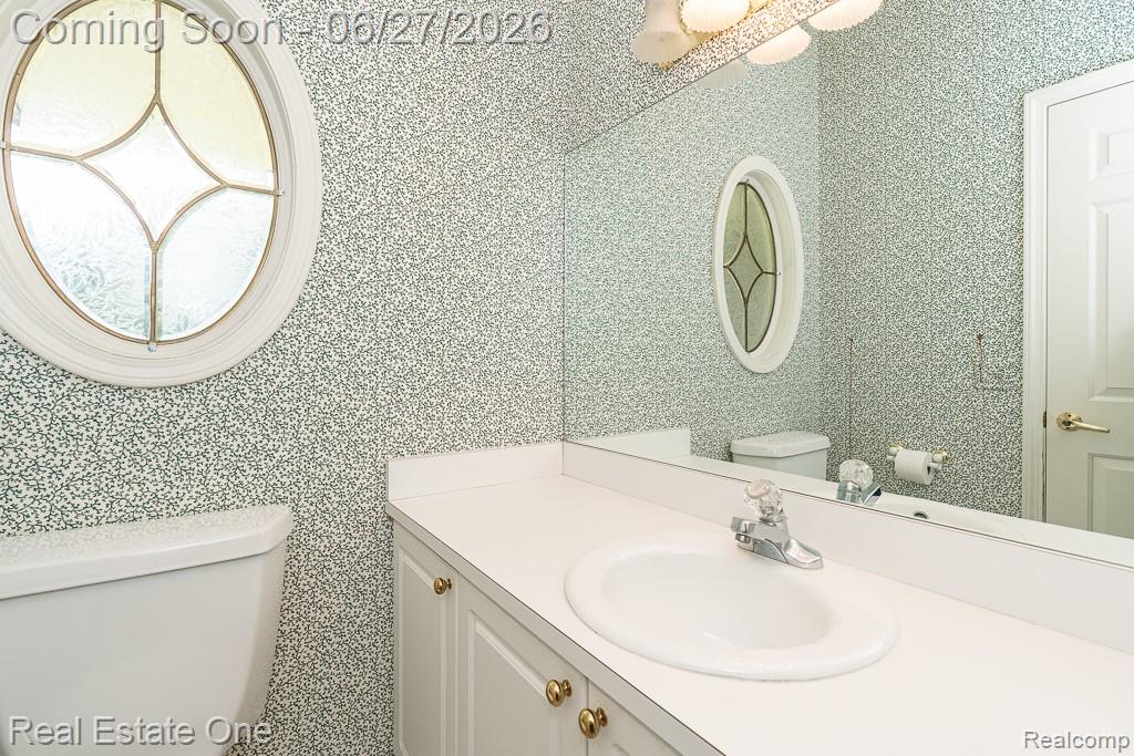 3347 St George Court Rochester, MI 48306 - Photo 21 of 51 First-floor half bath