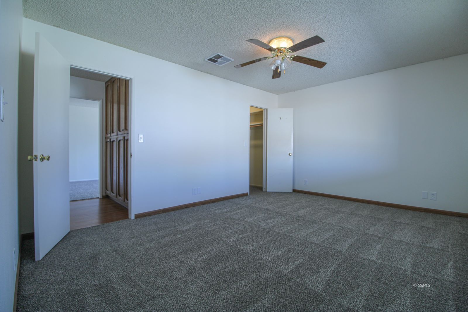 609 South Appaloosa Street Ridgecrest, CA 93555 - Photo 28 of 44 an empty room with closet and windows