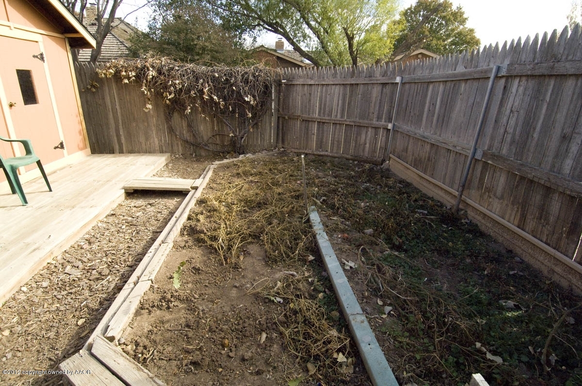6409 Drexel Road Amarillo, TX 79109 - Photo 38 of 44 veg patch view 1
