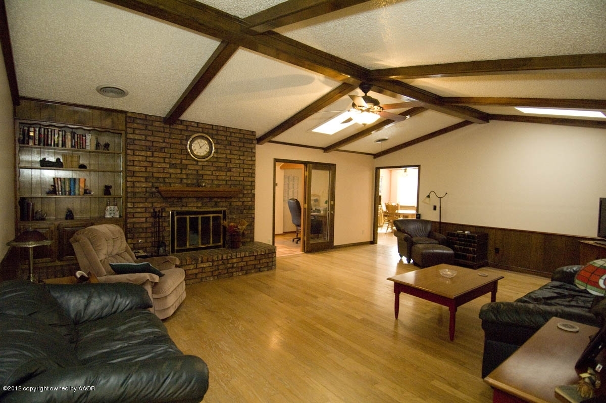 6409 Drexel Road Amarillo, TX 79109 - Photo 5 of 44 living room view 1