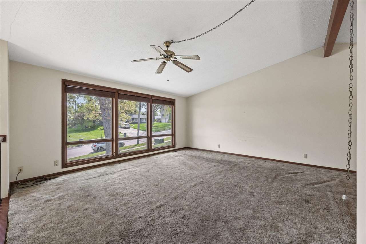 3729 Wenig Road Northeast Cedar Rapids, IA 52402 - Photo 3 of 26 Gallery Image 3