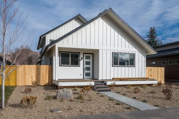 $3,800 | 711 North 2nd Avenue, Hailey, ID 83333