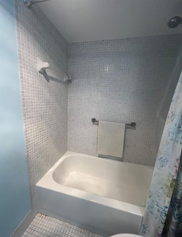 3050 Wolverton C, Unit 3050 Boca Raton, FL 33434 - Photo 13 of 19 a bathroom with a bathtub