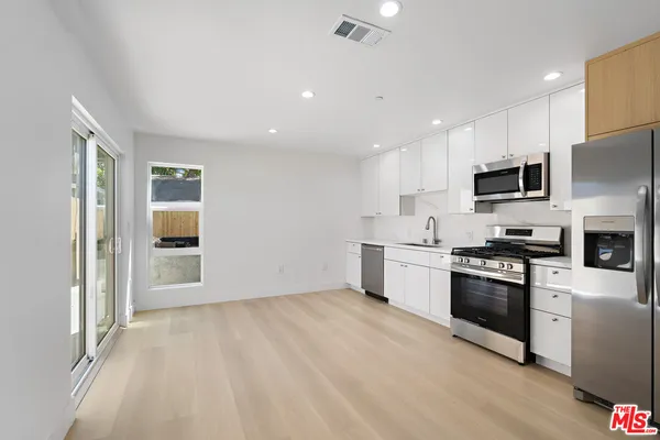 $3,395 | 10963 Calvert Street, Unit 1/4, North Hollywood, CA 91606