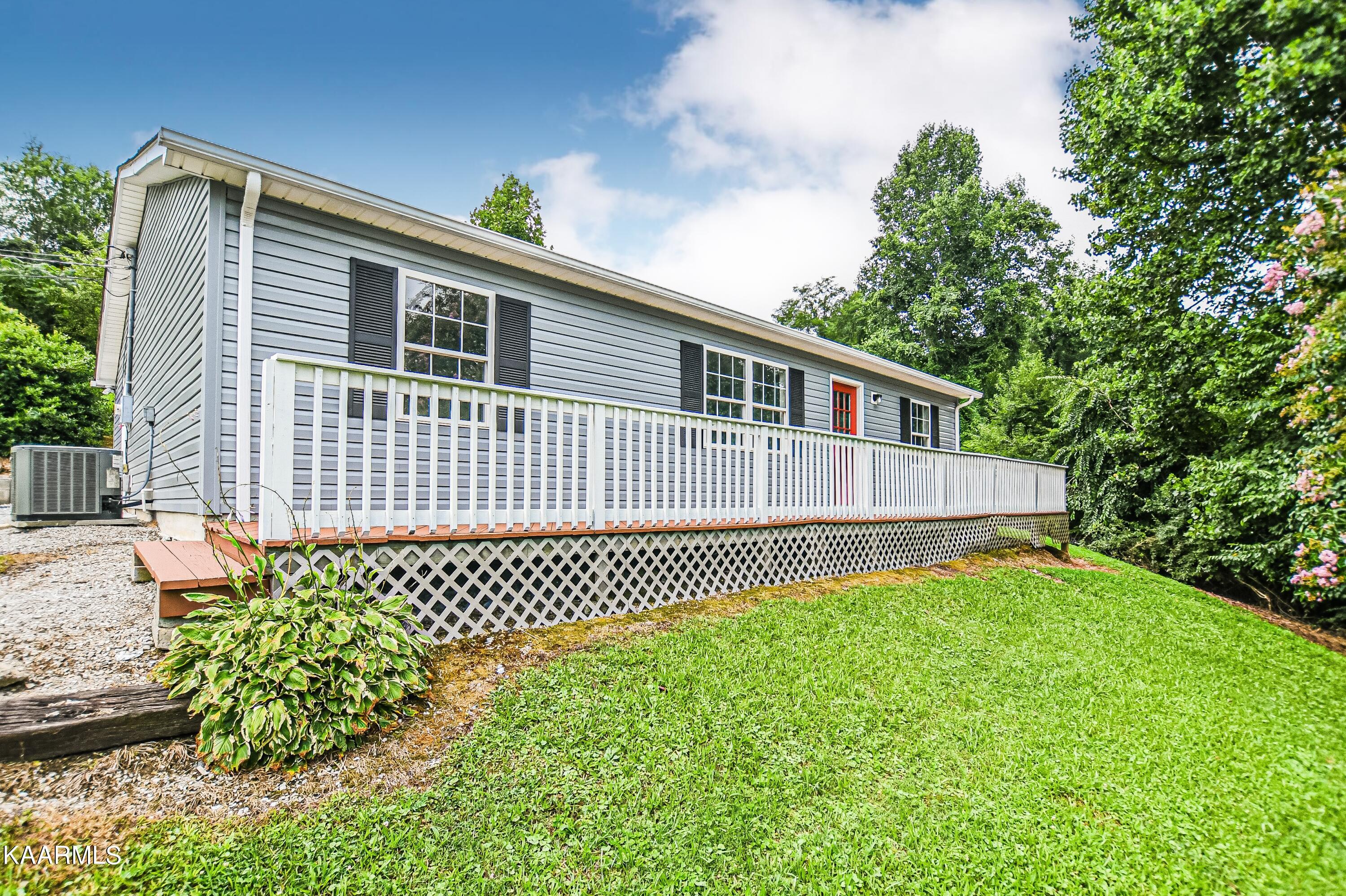 668 Ridge Road Caryville, TN 37714 - Photo 6 of 43 AF35865C-720F-4158-9B6A-50339D15965F
