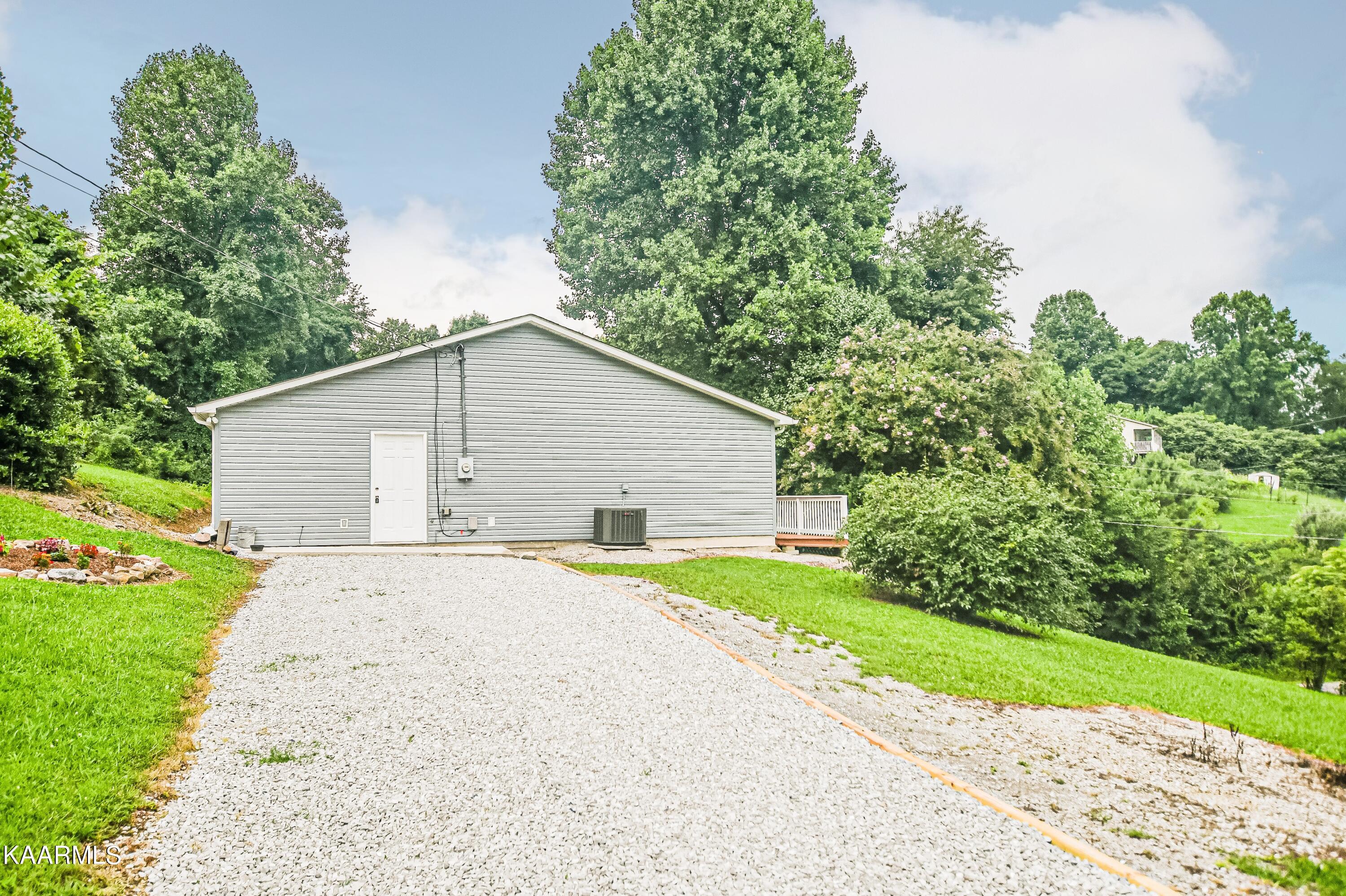 668 Ridge Road Caryville, TN 37714 - Photo 9 of 43 D82547B1-A2D0-4582-A643-B559B865C4D8