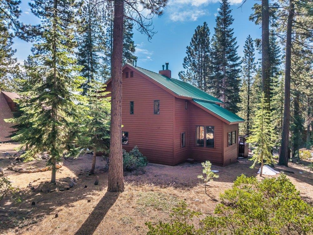 12964 Falcon Point Place Truckee, CA 96161 - Photo 25 of 28 a view of a backyard with garden