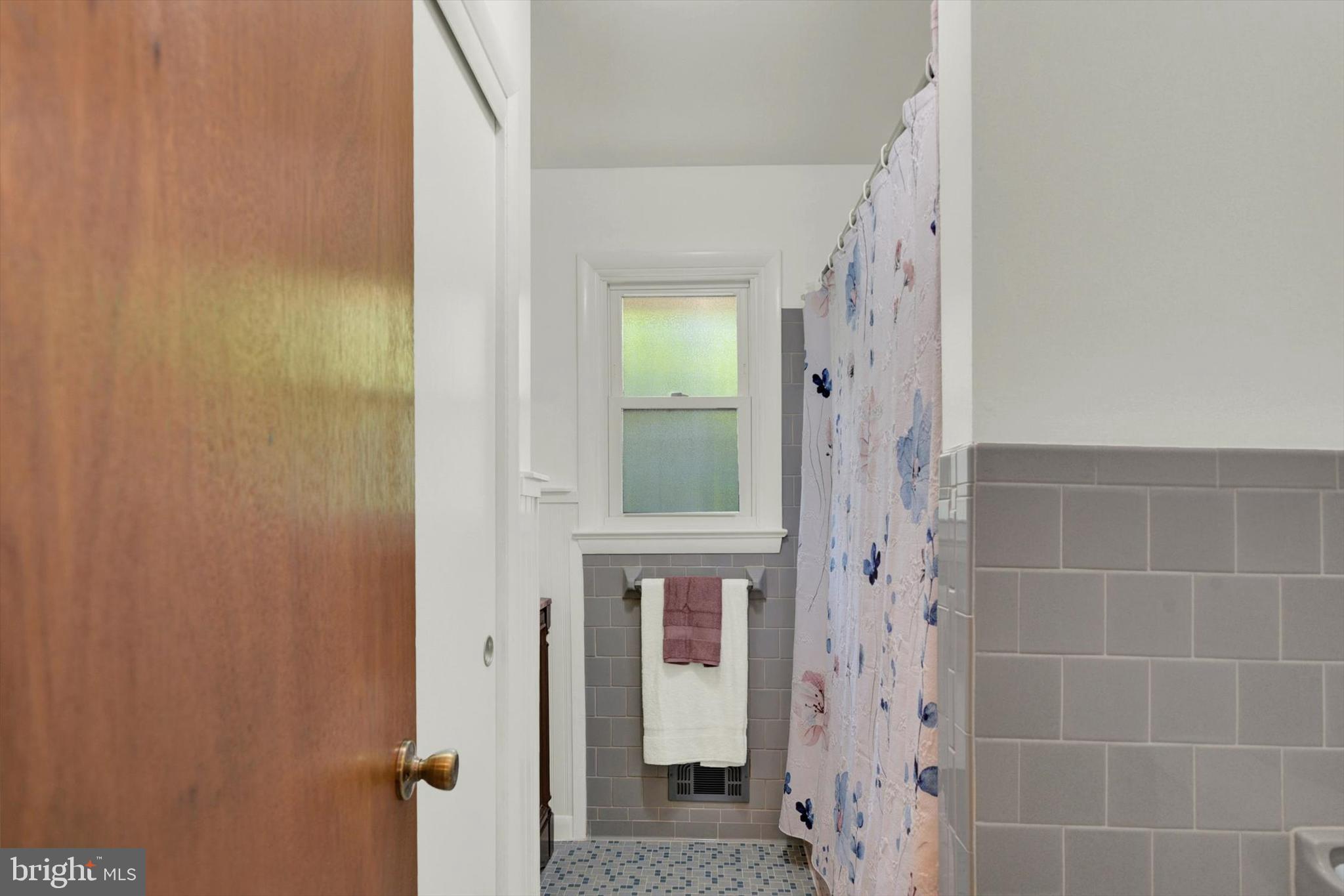 189 Hollen Road Baltimore, MD 21212 - Photo 22 of 26 Hallway bathroom.