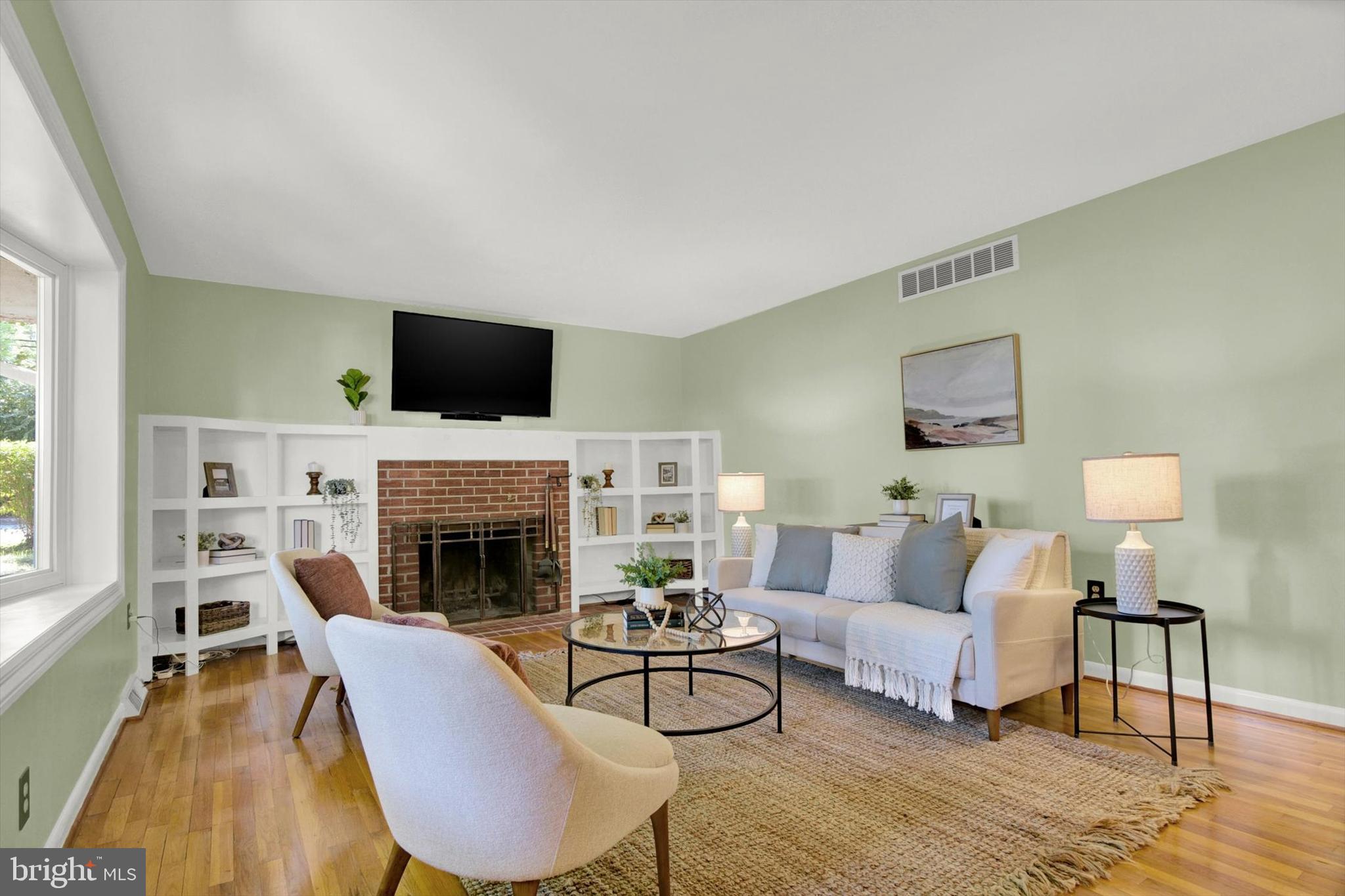 189 Hollen Road Baltimore, MD 21212 - Photo 3 of 26 Very large family room with built in and fireplace