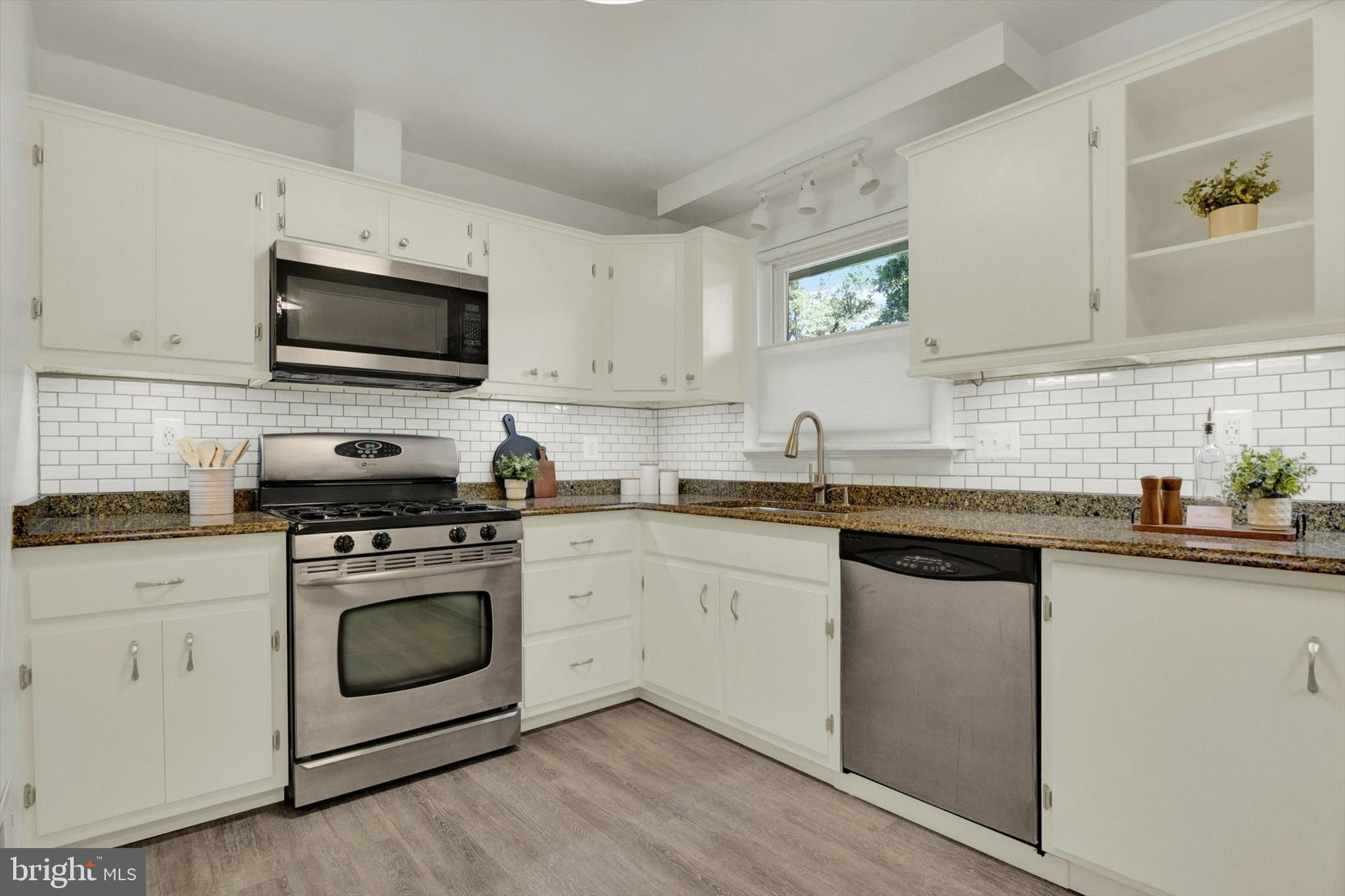 189 Hollen Road Baltimore, MD 21212 - Photo 9 of 26 Large eat in kitchen.