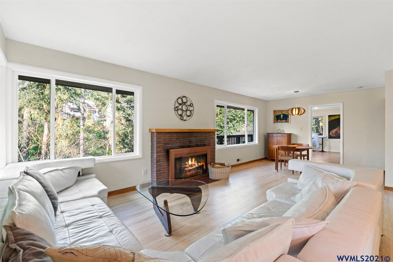5533 Southwest Vermont Street Portland, OR 97219 - Photo 4 of 30