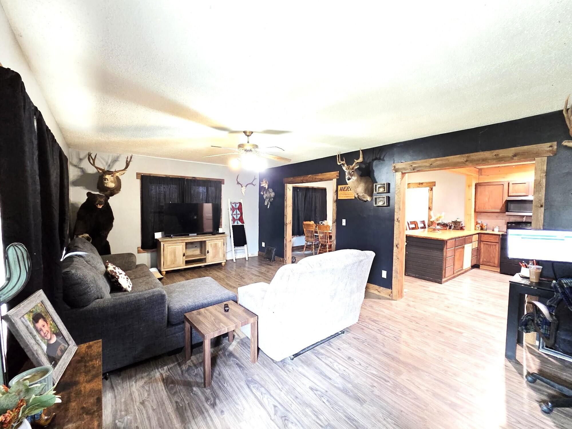 12409 Bellevue Road Battle Creek, MI 49014 - Photo 4 of 42 living room