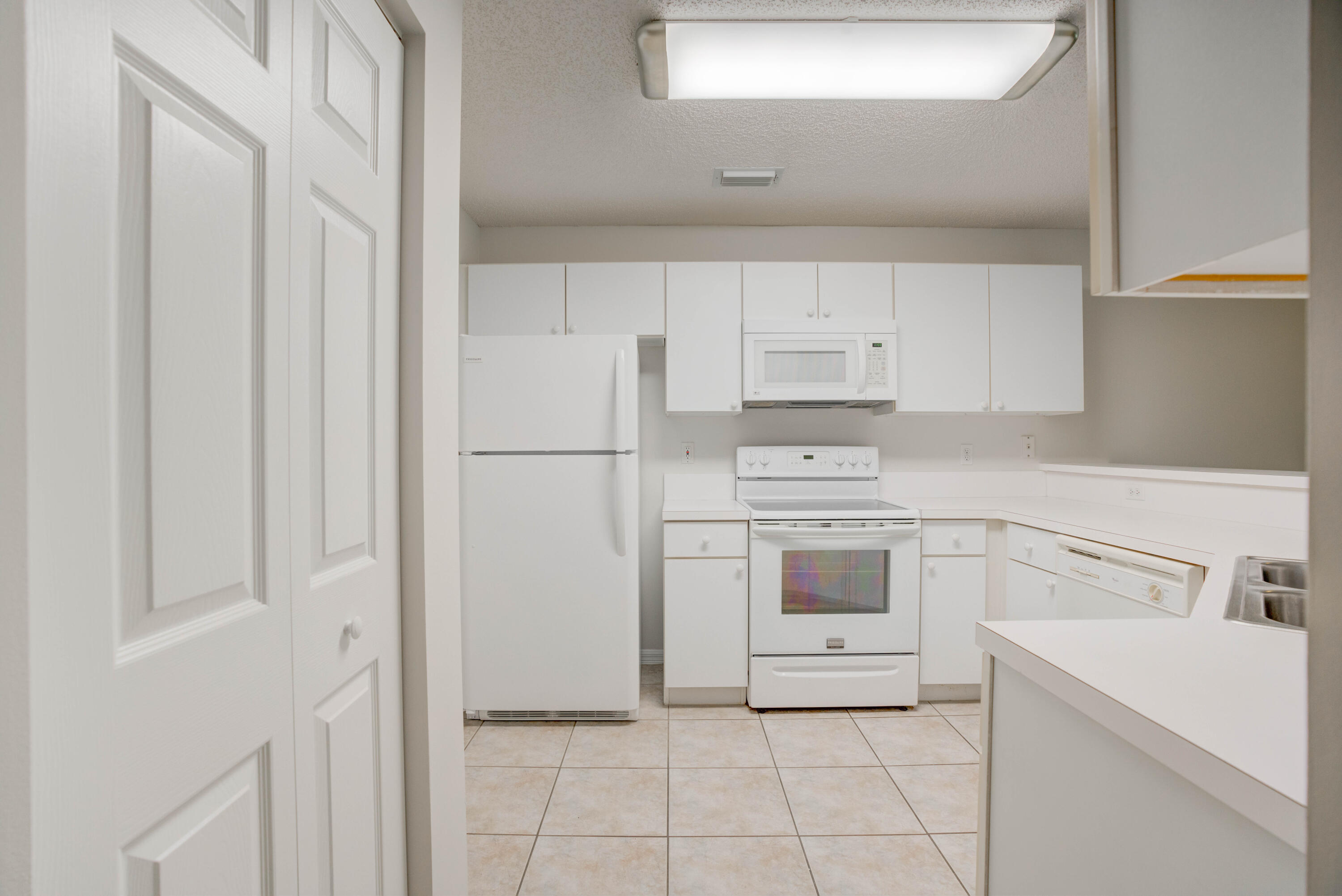 159 Fox Meadow Run Jupiter, FL 33458 - Photo 14 of 37 Kitchen and Pantry