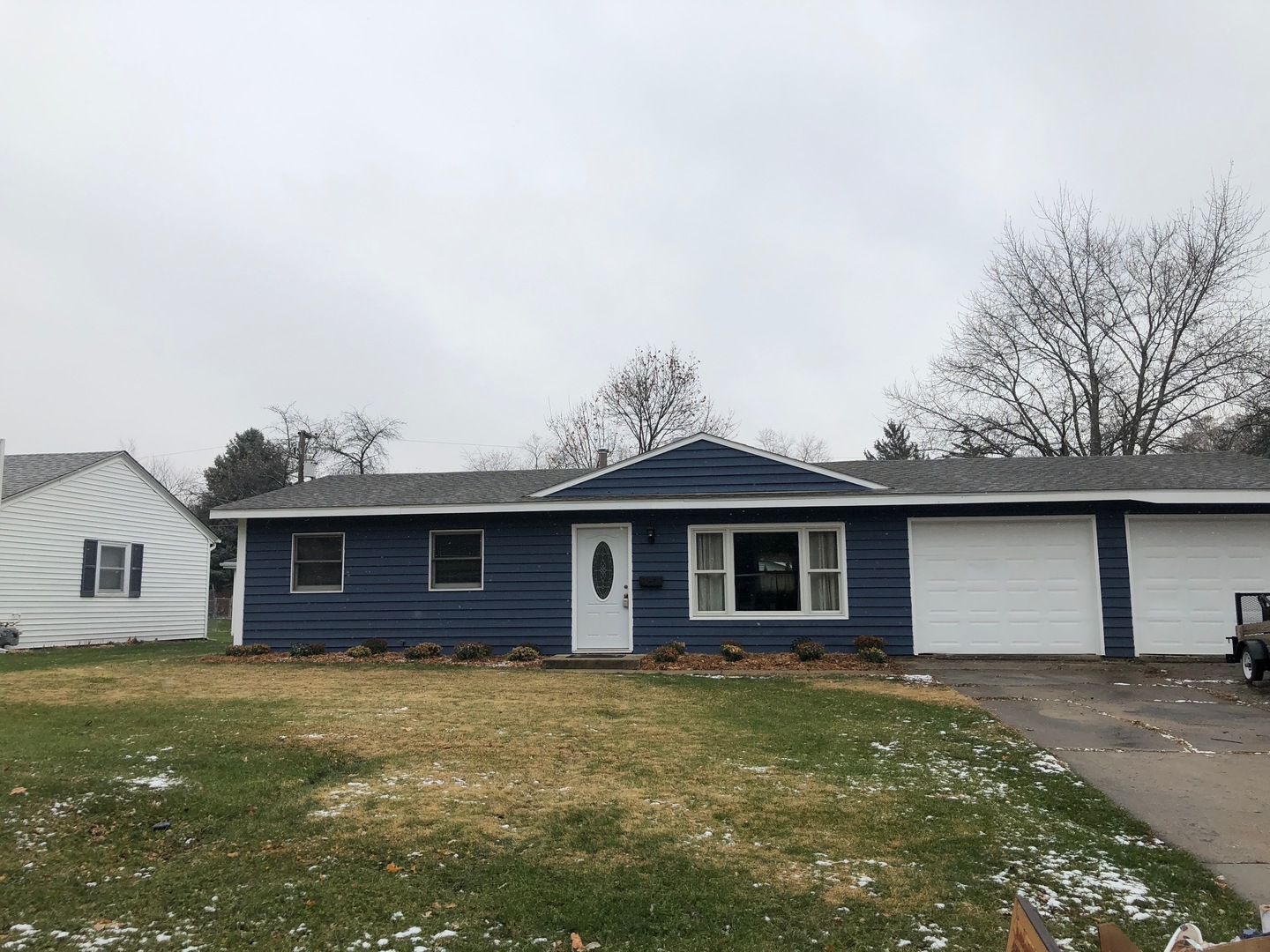 29 Surrey Road Montgomery, IL 60538 - Photo 2 of 26 a front view of a house with a garden
