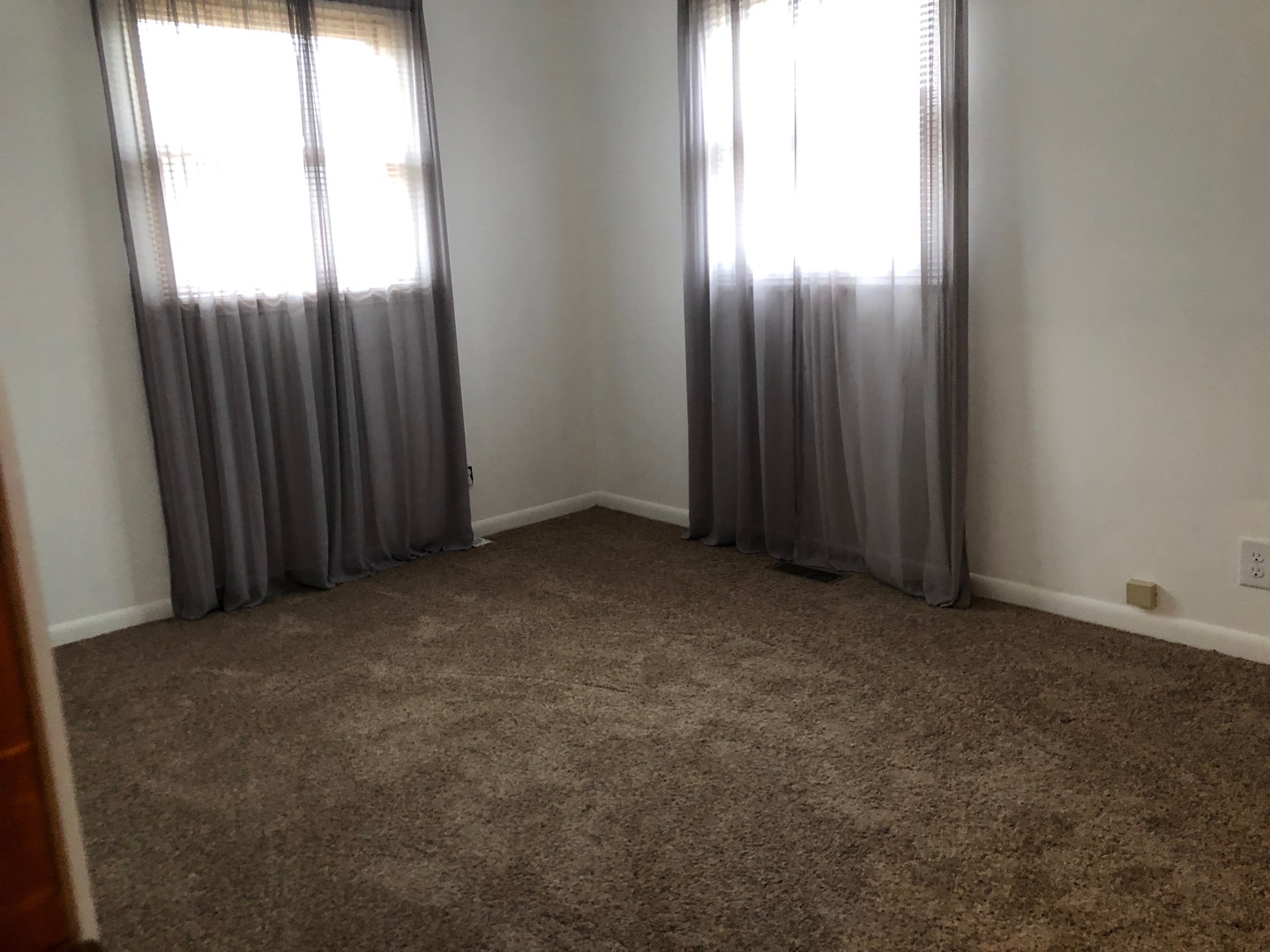 29 Surrey Road Montgomery, IL 60538 - Photo 16 of 26 an empty room with windows mirror and window