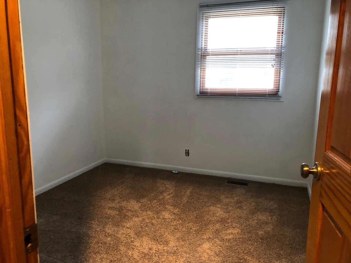 29 Surrey Road Montgomery, IL 60538 - Photo 18 of 26 a view of a small space with window