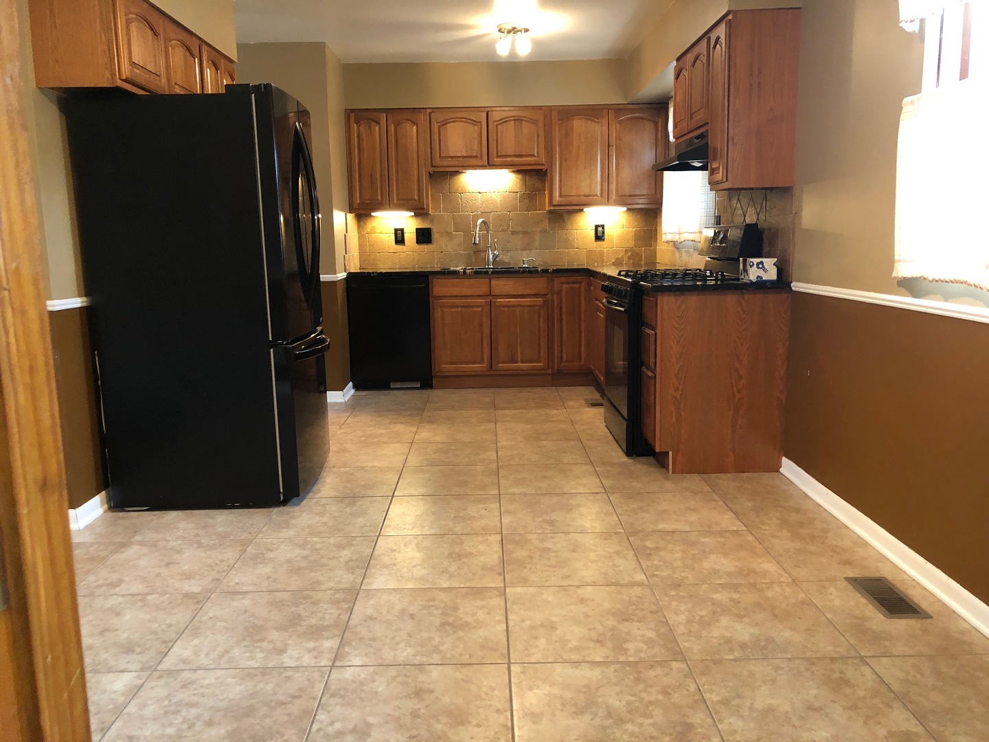 29 Surrey Road Montgomery, IL 60538 - Photo 5 of 26 a kitchen with stainless steel appliances granite countertop a refrigerator and a stove