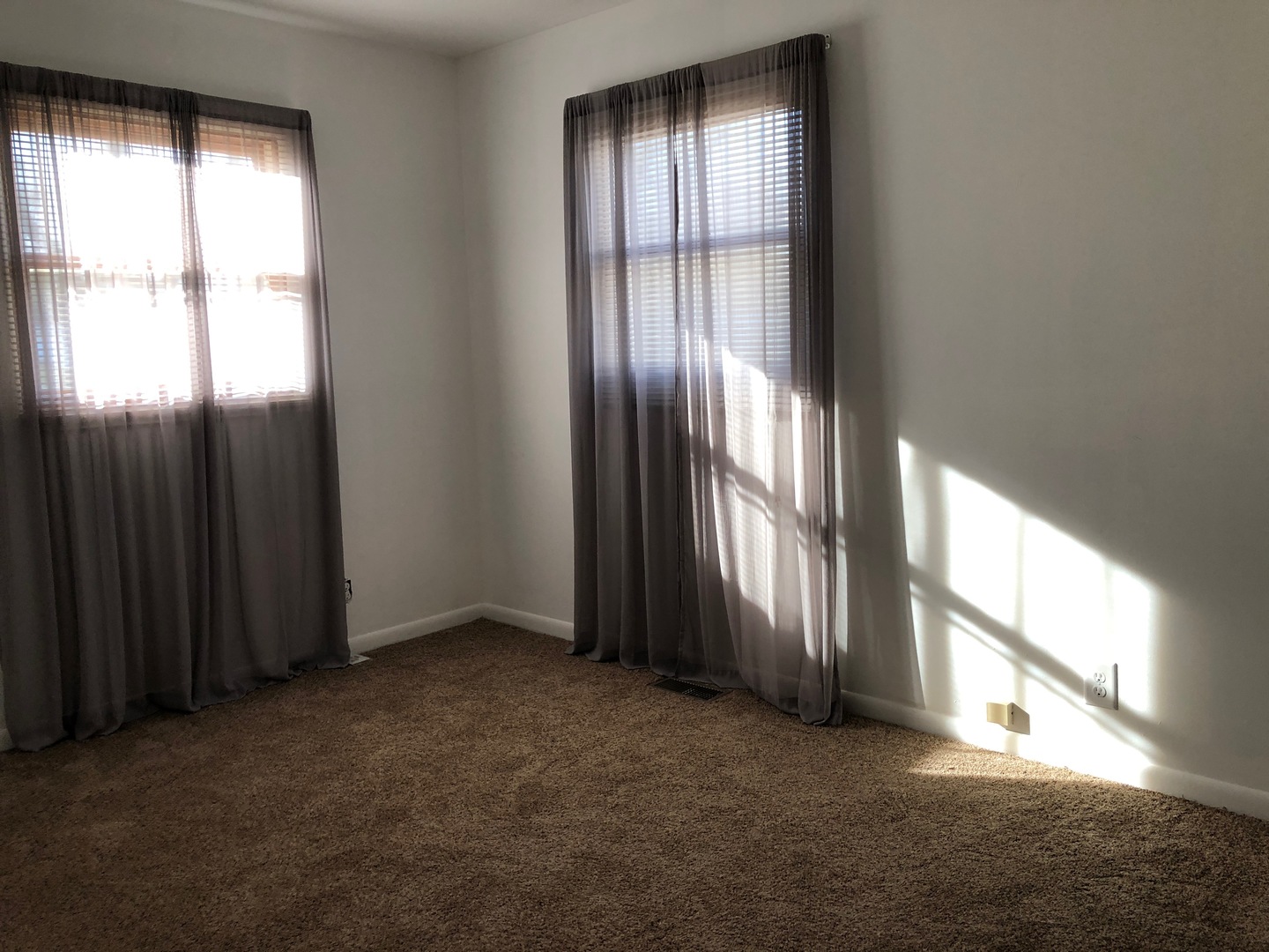 29 Surrey Road Montgomery, IL 60538 - Photo 8 of 26 an empty room with windows and closet